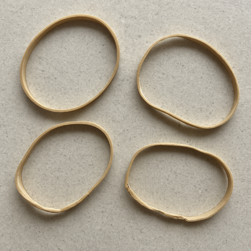 Old rubber bands that are cracked and broken on a table